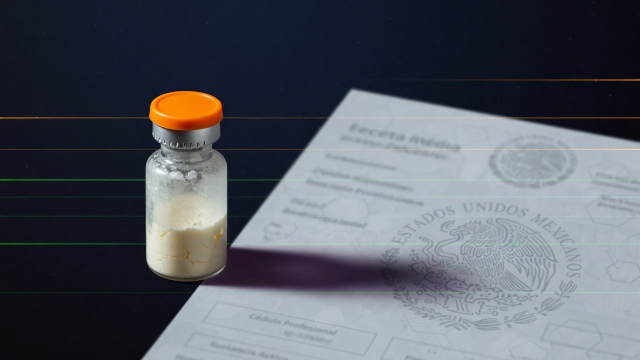 Vial peptídico junto a documento oficial de receta médica mexicana en fondo índigo profundo, símbolo del marco regulatorio COFEPRIS y la legalidad de péptidos en México.