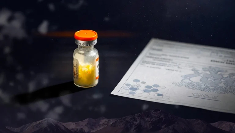 Vial peptídico junto a documento oficial de receta médica chilena en fondo índigo profundo, símbolo del marco ISP regulatorio chileno aplicable a péptidos.