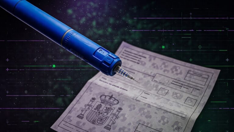 Pluma inyectable estilo Ozempic sobre documento de receta médica española en fondo índigo profundo, símbolo del marco regulatorio español de los GLP-1 y la legalidad de la prescripción