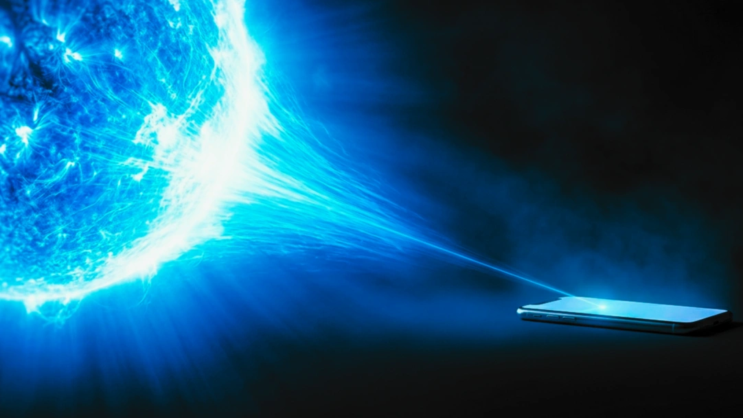 Comparacion visual entre un movil que emite un hilo tenue de luz azul y un sol enorme que emite un torrente masivo de luz azul, sobre fondo oscuro con iluminacion azul editorial.