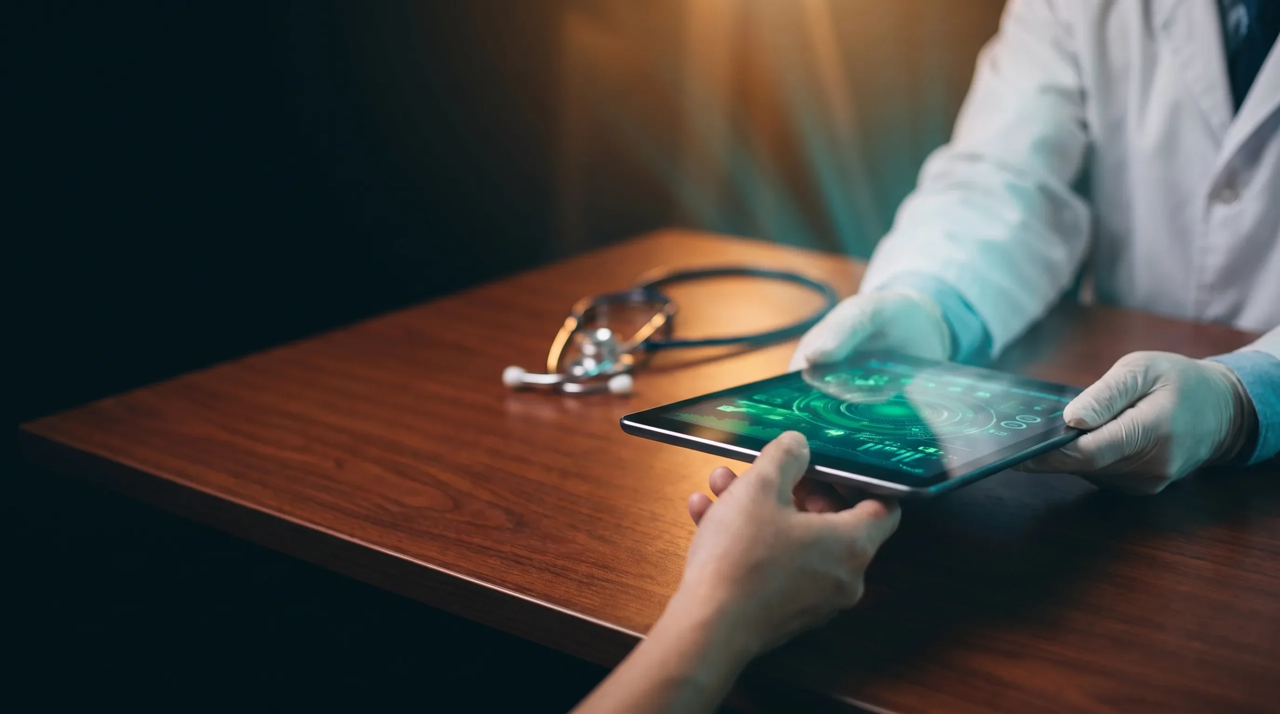 Mano de un médico entregando una receta electrónica en una consulta, que ilustra la vía legal para conseguir Wegovy en España.